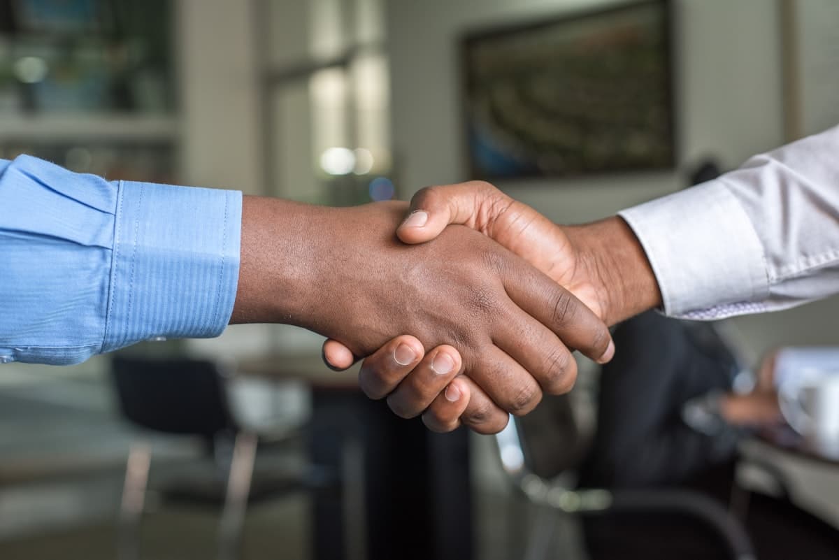 Equipe discutindo gestão de saúde e segurança do trabalho