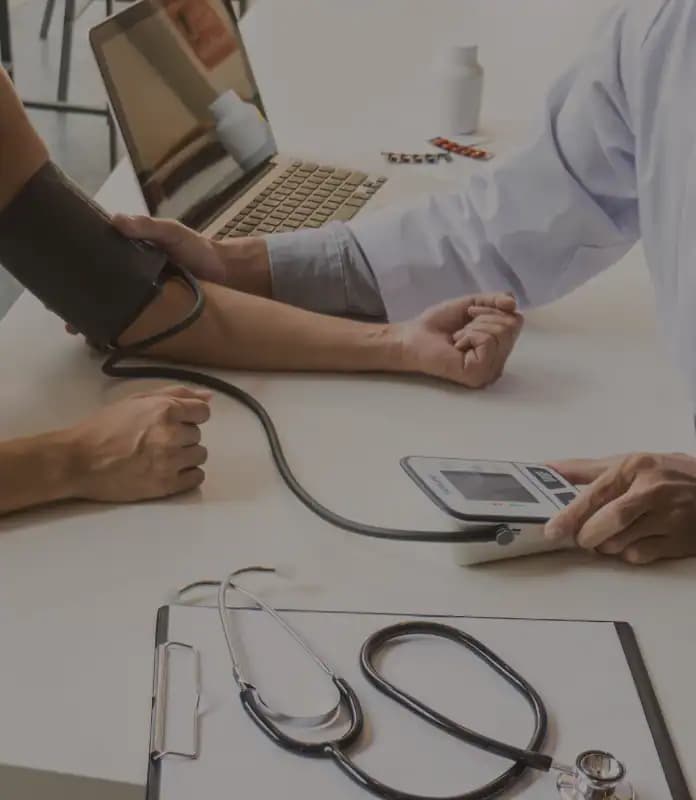 Profissional de RH orientando colaboradores sobre saúde preventiva e vacinação