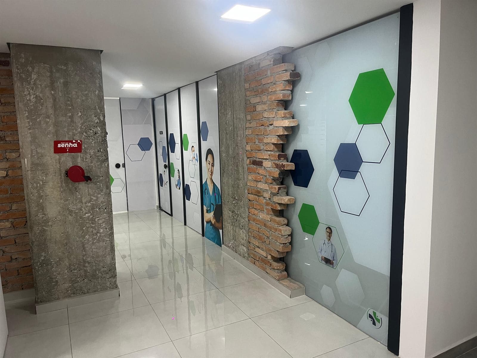 Ambiente clínico da SERMST preparado para exames ocupacionais em São Paulo