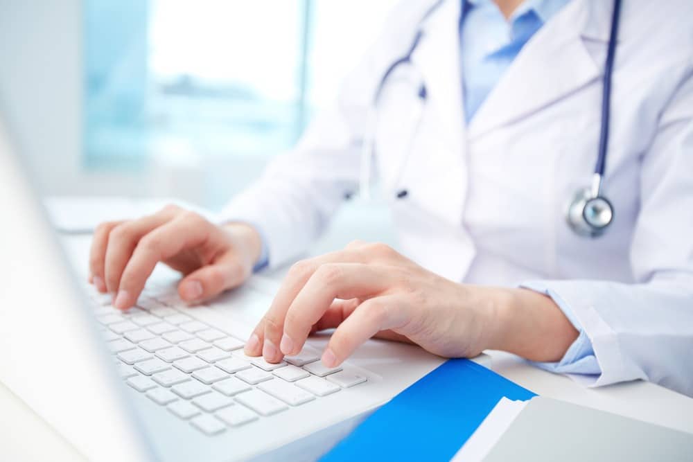 Profissional preenchendo documentos de PCMSO conforme NR-07