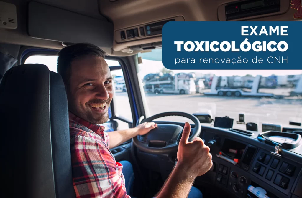 Motorista sorrindo enquanto realiza exame toxicológico para renovação da CNH.